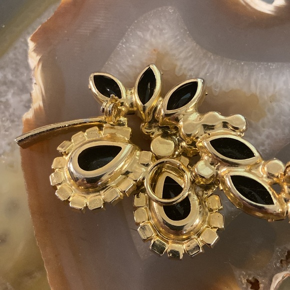 Xxsoldxx Vintage D&E Juliana gold & black brooch EUC 1.5" x 2.5" - Picture 9 of 17